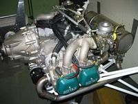 Theorieunterricht am einem Rotax-Motor