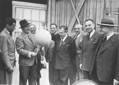 Die alten Ballonführer bei der Betrachtung des ersten Modells ihres Nachkriegs-Freiballons Clouth VIII-Köln. Auf dem Bild von links nach rechts: Straßfeld, Key, Heymer, Klüsener, Peters, Geusgen, Stüttem und Ballonmeister Gensicke