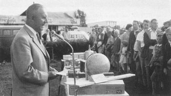 Prof. Steinmann, Präsident des K.K.f.L. bei der Siegerehrung des Modellglugwettbewerbes 1964